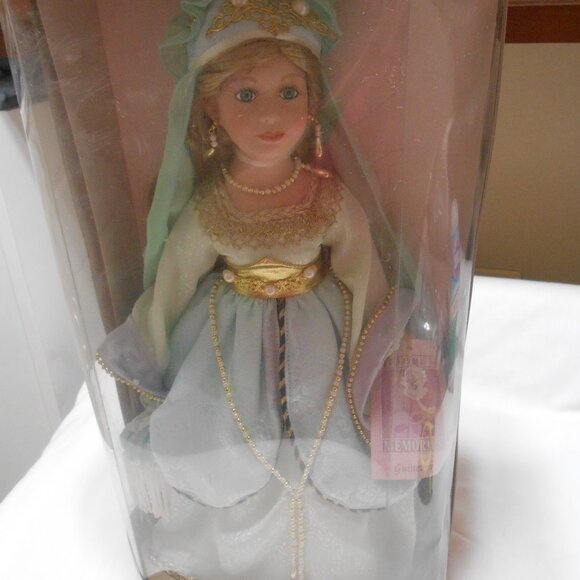 NIB COLLECTIBLE MEMORIES HAND CRAFTED 16" GUINEVERE PORCELAIN DOLL COA & STAND - Picture 1 of 15